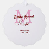 花嫁の仲間 名前 モノグラム ブライズメイド ピンク 日付 オーナメントカード (裏面)