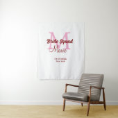 花嫁の仲間 名前 モノグラム ブライズメイド ピンク 日付 タペストリー (インサイチュ)