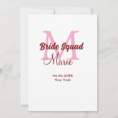 花嫁の仲間 名前 モノグラム ブライズメイド ピンク 日付 招待状 (裏面)