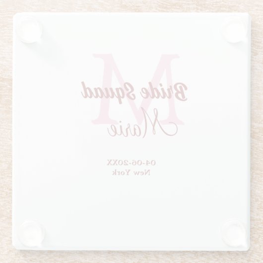 花嫁の分隊の名前モノグラム花嫁メイドピンクの日付 ガラスコースター (裏面)