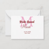 花嫁の分隊の名前モノグラム花嫁メイドピンクの日付 ノートカード (裏面)