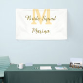 花嫁の友達チームのモノグラム ゴールドのシンプルな結婚式のシャワー 横断幕 (トレードショー)