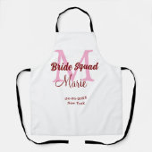 花嫁の友達チームの名前のイニシャルを入れたウェディングドレスのピンクのデザインと日付 エプロン (正面)