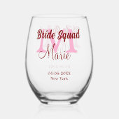 花嫁の友達チームの名前のイニシャルを入れたウェディングドレスのピンクのデザインと日付 ステムなしワイングラス (裏面)