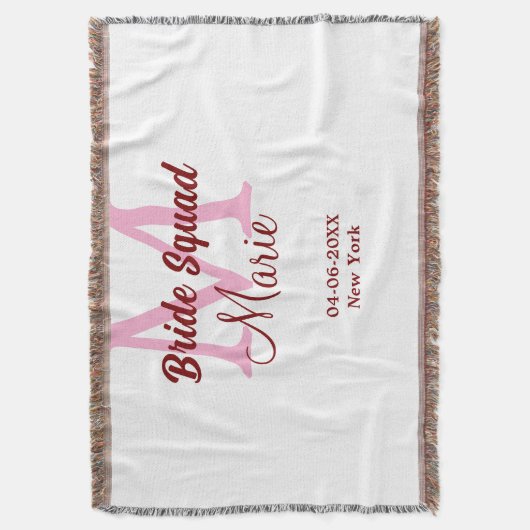 花嫁の友達チームの名前のイニシャルを入れたウェディングドレスのピンクのデザインと日付 スローブランケット (正面縦)