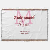 花嫁の友達チームの名前のイニシャルを入れたウェディングドレスのピンクのデザインと日付 スローブランケット (正面)