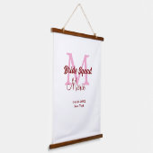 花嫁の友達チームの名前のイニシャルを入れたウェディングドレスのピンクのデザインと日付 吊り下げ型タペストリー (傾斜あり)