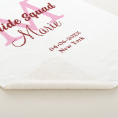 花嫁の友達チームの名前のイニシャルを入れたウェディングプランナー ピンクの日付 シェルパブランケット (3/4)