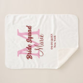 花嫁の友達チームの名前のイニシャルを入れたウェディングプランナー ピンクの日付 シェルパブランケット (正面(横))