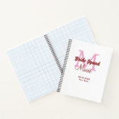 花嫁の友達チームの名前のイニシャルを入れたウェディングプランナー ピンクの日付 ノートブック (内部)