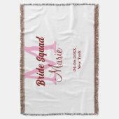 花嫁の友達チームの名前のイニシャルを入れたウェディングプランナー ピンクの 日付 スローブランケット (正面縦)