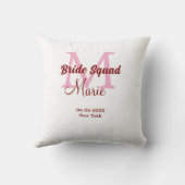 花嫁の友達チームの名前 モノグラム ブライズメイド ピンク 日付を追加 クッション (裏面)