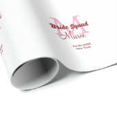 花嫁の友達チームの名前 モノグラム ブライズメイド ピンク 日付を追加 ラッピングペーパー (ロールコーナー)