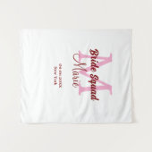 花嫁の友達チーム 名前 モノグラム ブライズメイド ピンク 日付 タペストリー (正面(横))