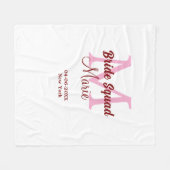 花嫁の友達チーム 名前 モノグラム ブライズメイド ピンク 日付 フリースブランケット (正面(横))
