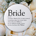 花嫁の定義、ブライダルシャワー結婚、 缶バッジ<br><div class="desc">花嫁の定義でパーソナライズし、ブライダルシャワー、バチェロレッテユニーク、またはパーティーや結婚式のためのギフトを作成する。彼女の大きな日に彼女がいかに素晴らしいかを彼女に示す完璧な方法と彼女の残りの人生のための完璧な形見。Thisisnomeによる設計©</div>