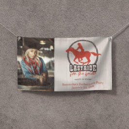 花嫁の最後に乗る錆びた赤 横断幕