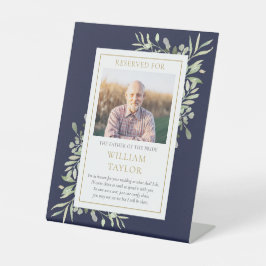 花嫁の父の写真とグリーンが添えられた、エレガントな結婚式のメモリアル台座看板 - 結婚式 台座サイン