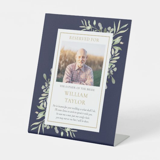 花嫁の父の写真とグリーンが添えられた、エレガントな結婚式のメモリアル台座看板 - 結婚式 台座サイン (正面)