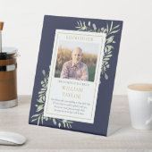 花嫁の父の写真とグリーンが添えられた、エレガントな結婚式のメモリアル台座看板 - 結婚式 台座サイン (インサイチュ)