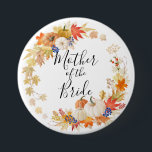 花嫁の紅葉のカボチャ母 缶バッジ<br><div class="desc">花嫁の結婚披露宴ボタンの私達の母は美しい秋の葉を特色にします及びカボチャは手によって文字を入れられる原稿と包みます。
私達の紅葉及びカボチャコレクションを見るために私達の店を訪問して下さい。</div>