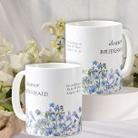 花嫁の花の花のエレガントフローラ コーヒーマグカップ<br><div class="desc">名前とパーソナライズされた詳細と水結婚色の野飾花とつばのメイドのマグ。あなたの結婚式のパーティーのすべての女性のための記念品ギフトを作成する役割を変更する。この甘いフローラデザインは、薄紫フェミニン、ペリウィンクル、パープル、ラベンダー、ブルーのロマンチックなソフト淡い色のパレットに繊細で野生の花を持つ。春と夏に結婚最適。招待状、文房具、シンボルや象徴、イベントの日の装飾の調整については、私の薄紫とPeriwinkle Wildflowerのコレクションを参照するか結婚、必要なアイテムを追加するためにメッセージを私に追加する。</div>
