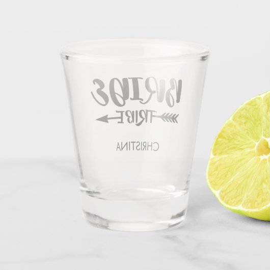 花嫁の部族のギフトカスタムの花嫁の名前 ショットグラス (裏面)