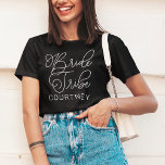 花嫁の部族ホワイトスクモダンリプトのカスタムウェディング Tシャツ<br><div class="desc">まモダンた、シックな白い書道の脚本「Bride Tribe」の女性のTシャツはカジュアル、ブライダルパーティのクルーに向けて結婚文字可能なカスタムのを備えパーソナライズされたている。バチェロレッテや週末の衣服に最適結婚!</div>