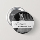 花嫁の銀の母はV1にガウンを着せます 缶バッジ (正面&裏面)