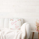 花嫁はピンクのフローラスクリプトの水の色結婚の クッション<br><div class="desc">あなたの家のための美しい花嫁になる枕。シャワー素晴らしプレゼント。お祝いの贈り物は、花嫁が行われる素晴らしい驚きであろう。</div>