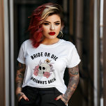 花嫁または死ぬ白いスカルバチェロレッテの好意 Tシャツ<br><div class="desc">花嫁または死のバチェロレッテの週末はパーソナライズされた、Tシャツの花嫁の贈り物ブライダルパーティの好意、白と黒のTシャツとゴシックのスケルトンスカルを花嫁がバチェロレッテの贈り物になる</div>