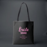 花嫁チーム名 ブライズシャワー  bachelorette party トートバッグ<br><div class="desc">シンプルでスタイリッシュなミニマルピンクとブラックのデザイン。 ブライズシャワーやバチェロレッテパーティーに最適。 筆記体テキストはカスタマイズ可能で、独自のフレーズに変更できます。 フォント、フォントの色、フォントサイズ、文字間隔、背景色を変更し、デザインツールを使用してテキストを再配置できます。</div>