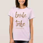 花嫁トライブ金ゴールドグリッターバチェロレッテ Tシャツ<br><div class="desc">この花嫁Tシャツは、のバチェロレット祝パーティーに最適だ。この赤面ピンクシャツはフェイク、前面に金ゴールドグリッタースタイルレタリングを備えている。フロントに受信者の名前を、バックに新郎新婦の名前と日付を付け結婚て、これらのティーをパーソナライズする。</div>