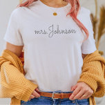 花嫁パーソナライズされたにTシャツをプレゼント Tシャツ<br><div class="desc">ミセスパーソナライズされたTシャツ、ミセスカスタムラストネーム・シャツ、贈り物になる花嫁、ブライダルギフトカスタム、未来のミセス、花嫁のためのギフト、花嫁シャツ</div>