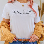 花嫁パーソナライズされたにTシャツをプレゼント Tシャツ<br><div class="desc">ミセスパーソナライズされたTシャツ、ミセスカスタムラストネーム・シャツ、贈り物になる花嫁、ブライダルギフトカスタム、未来のミセス、花嫁のためのギフト、花嫁シャツ</div>