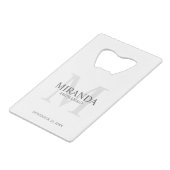 花嫁パーソナライズされたメイドのモノグラムと名前 クレジットカード栓抜き (正面アングル)