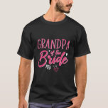 花嫁ピンクの書道のスクリプトのかわいい祖父 Tシャツ<br><div class="desc">ヴィンテージの草書スクリプトフォントデザイン婚約パーティ、リハーサルディナー、ブライダルシャワーまたはバチェロレッテ。花嫁結婚や家族、友人のための商品のマッチング。花嫁、メイド・オブ・オーナー（花嫁付き添い人）、花嫁、花嫁のメイド、bestfriendsと全体の乗組員と一緒におもしろい夜のための明るいピンクの色結婚。こ祝の可愛い花とダイヤの指輪のドードルと結婚して。</div>