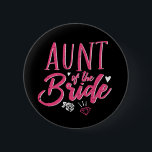 花嫁ピンクの書道台本のかわいい叔母さん 缶バッジ<br><div class="desc">ヴィンテージの草書スクリプトフォントデザイン婚約パーティ、リハーサルディナー、ブライダルシャワーまたはバチェロレッテ。花嫁結婚や家族、友人のための商品のマッチング。花嫁、メイド・オブ・オーナー（花嫁付き添い人）、花嫁、花嫁のメイド、bestfriendsと全体の乗組員と一緒におもしろい夜のための明るいピンクの色結婚。こ祝の可愛い花とダイヤの指輪のドードルと結婚して。</div>