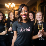 花嫁ライトピンクのスクリプトブラック結婚ズ Tシャツ<br><div class="desc">軽いシンプルピンクのスクリプト"花嫁"デザインとシックなブラックのティーシャツ。贈り素晴らし物を結婚作れ！</div>