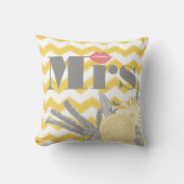 花嫁リップグレイピーチとイエロージグザグザグ クッション (正面)