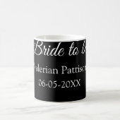 花嫁候補の名前と日付の黒と白の結婚前パーティー コーヒーマグカップ (中央)