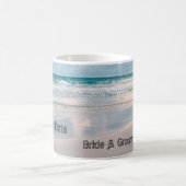 花嫁及び新郎は砂で書かれて示します コーヒーマグカップ (中央)