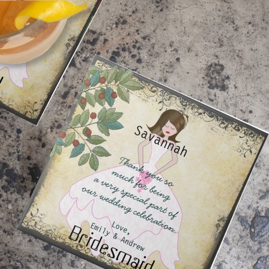 花嫁渦巻形の付き有難う木でガウンを着て タイル