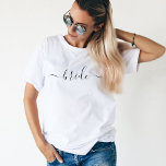 花嫁白黒モダンス結婚クリプト Tシャツ<br><div class="desc">フロント結婚にプリントされた美しいスクリプトタイポグラフィの"花嫁"を持つ花嫁Tシャツ。シックなシンプル黒い台本に可愛くて可愛いシャツ。未来素晴らしのミセスにブライダルシャワーやバチェロレッテ結婚や贈り物を作る!</div>