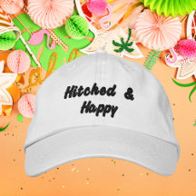 花嫁衣装、バチェラー・パーティー、結婚式にぴったりな「Hitched & Happy」キャップ