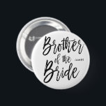花嫁|の原稿のスタイルの結婚披露宴の兄弟 缶バッジ<br><div class="desc">この特別な名前をカスタムするの名前入りなボタンによって認められる花嫁の感じの余分な物の兄弟を作って下さい。

それはエレガントな原稿の文字の花嫁の単語"兄弟"を特色にします。</div>