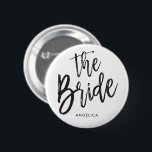 花嫁|の黒い原稿のスタイルのカスタムな結婚式 缶バッジ<br><div class="desc">あなたの超特別のための少し何か花嫁。  
それは単語をエレガントな原稿のスタイルの文字の"花嫁"特色にします。  これの下に名前をカスタムするまたはイニシャルのための点はあります。</div>