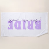 花嫁 フューチャー ミセス カスタムネーム ホワイトとラベンダー ビーチタオル (正面)