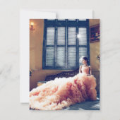 花嫁 女性 モデル ウェディングドレス 部屋 窓 招待状 (裏面)