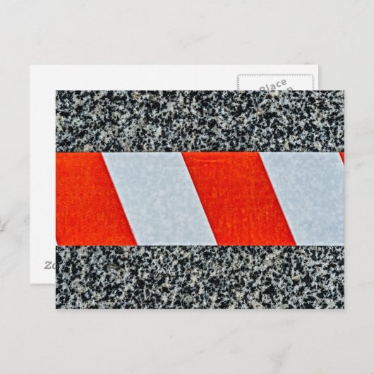 花崗岩警告石を横切る赤のテープ ポストカード (正面/裏面)